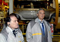 En la imagen de archivo, trabajadores de una planta Renault en EspaÃ±a